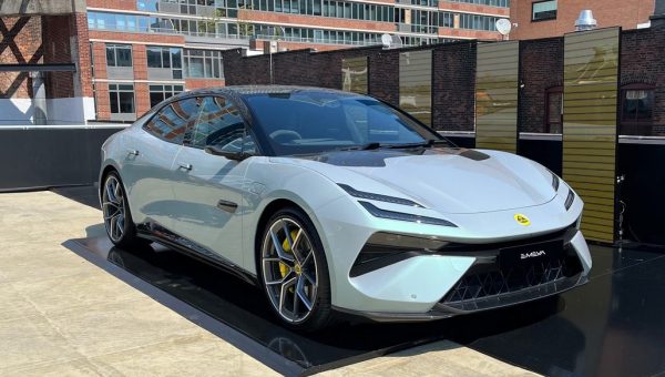 Công suất 905 HP trên Lotus Emeya 900 Series: Trải nghiệm tăng tốc 0-100 km/h trong 2,78 giây.