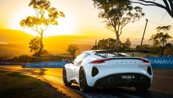 Lotus Emira Turbo 0-100km/h trong 4.4 giây: Cảm giác thực tế sau vô-lăng của “tuyệt tác động cơ đốt trong cuối cùng”