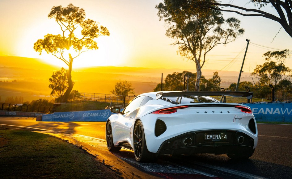 Lotus Emira Turbo 0-100km/h trong 4.4 giây: Cảm giác thực tế sau vô-lăng của “tuyệt tác động cơ đốt trong cuối cùng”